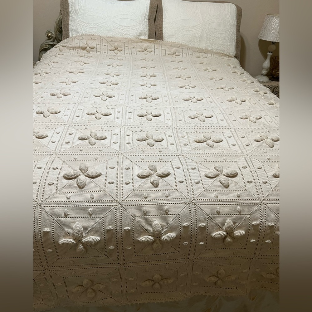 VINTAGE STYLE BATES Cream Hand-Crocheted Floral Bedspread/ COVERLET 85”X 79” - Picture 3 of 10